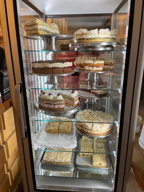 Diverse Kuchen in einer Vitrine