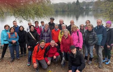 Gruppenfoto vor einem See