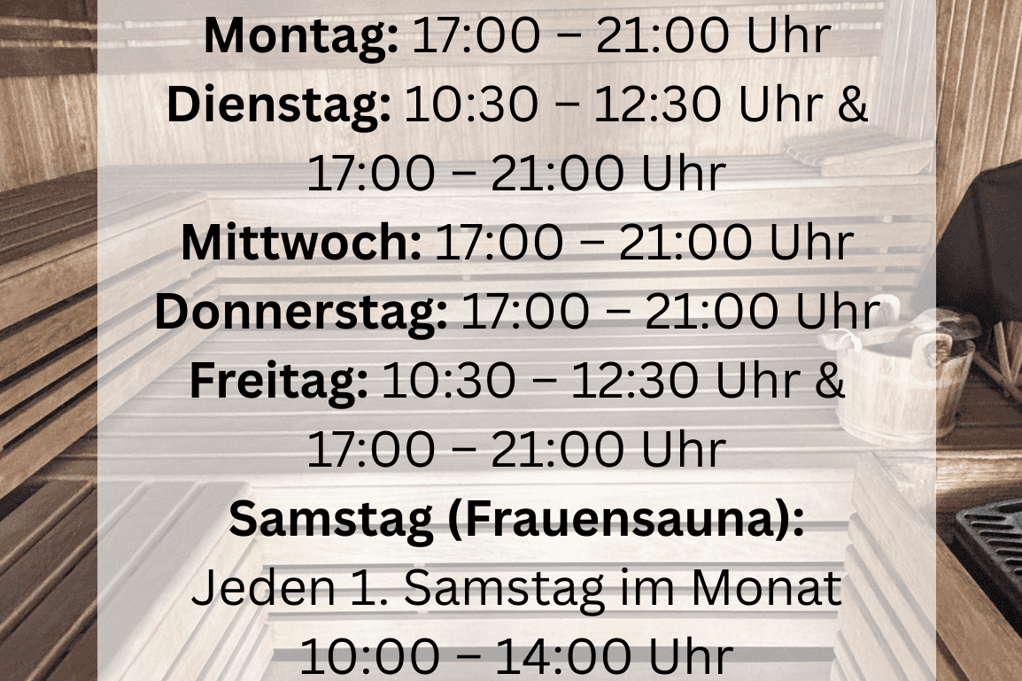 Saunazeiten auf einem Info-Plakat in einer Holzsauna mit beigelegtem Teppich und Steingrill.