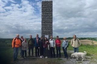 Gruppenfoto vor einem Denkmal. Die Wanderung ging durch Haan-Gruiten sowie den historischen Dorfkern in Gruiten.
