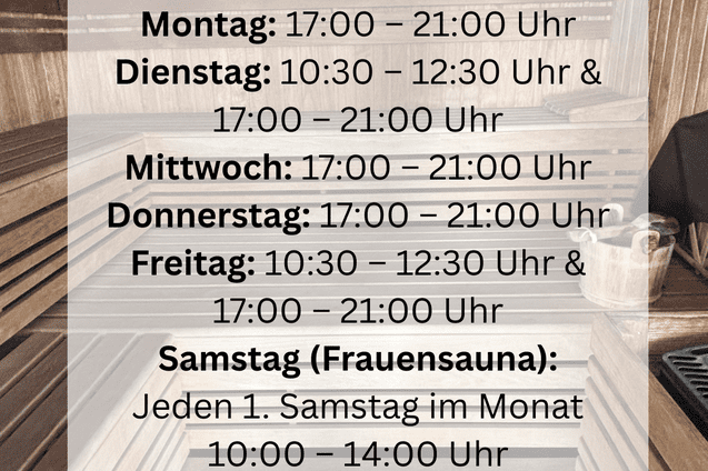 Saunazeiten auf einem Info-Plakat in einer Holzsauna mit beigelegtem Teppich und Steingrill.