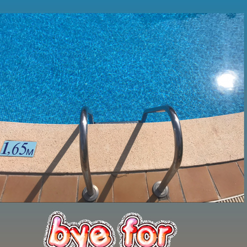 Nahaufnahme eines Schwimmingpools mit zwei Metallgriffen und einer Wassertiefe von 1,65 Metern.