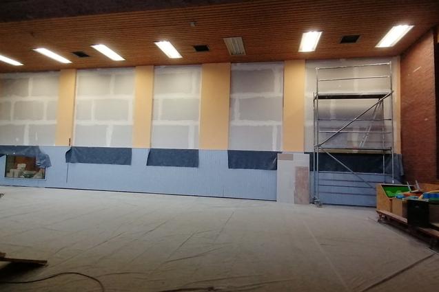 Blick in einen Renovierungsraum mit unvollendeten W&auml;nden, Ger&uuml;st und abgedecktem Boden.