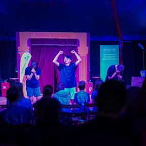 Junge Darsteller auf einer Bühne im Circus ZappZarap während einer Aufführung vor Publikum.