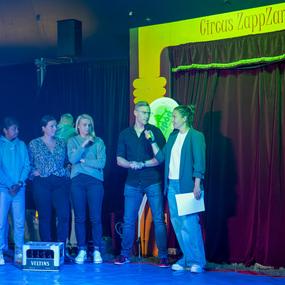 Sechs Personen stehen auf einer B&uuml;hne im Zelt des Circus ZappZarap, zwei sprechen in ein Mikrofon.