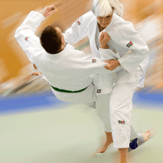 Zwei Judoka im Wettkampf, einer führt einen Wurf aus, während der andere sich verteidigt. Beide tragen weiße Judoanzüge.