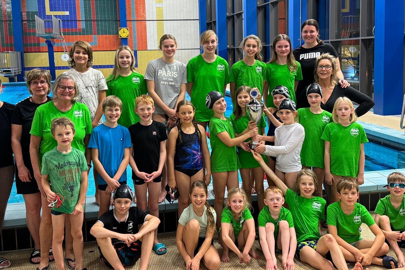 Gruppenfoto. Pokalsieg und deutsche Vizemeisterschaft zum Jahresende