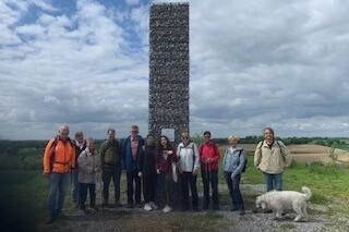 Gruppenfoto vor einem Denkmal. Die Wanderung ging durch Haan-Gruiten sowie den historischen Dorfkern in Gruiten.