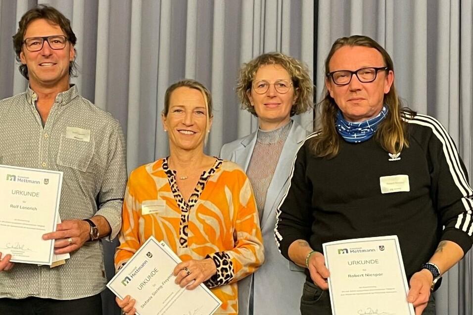 Gruppenfoto von drei ehrenamtlichen Personen die mit der B&uuml;rgermeisterin und Urkunden posieren.