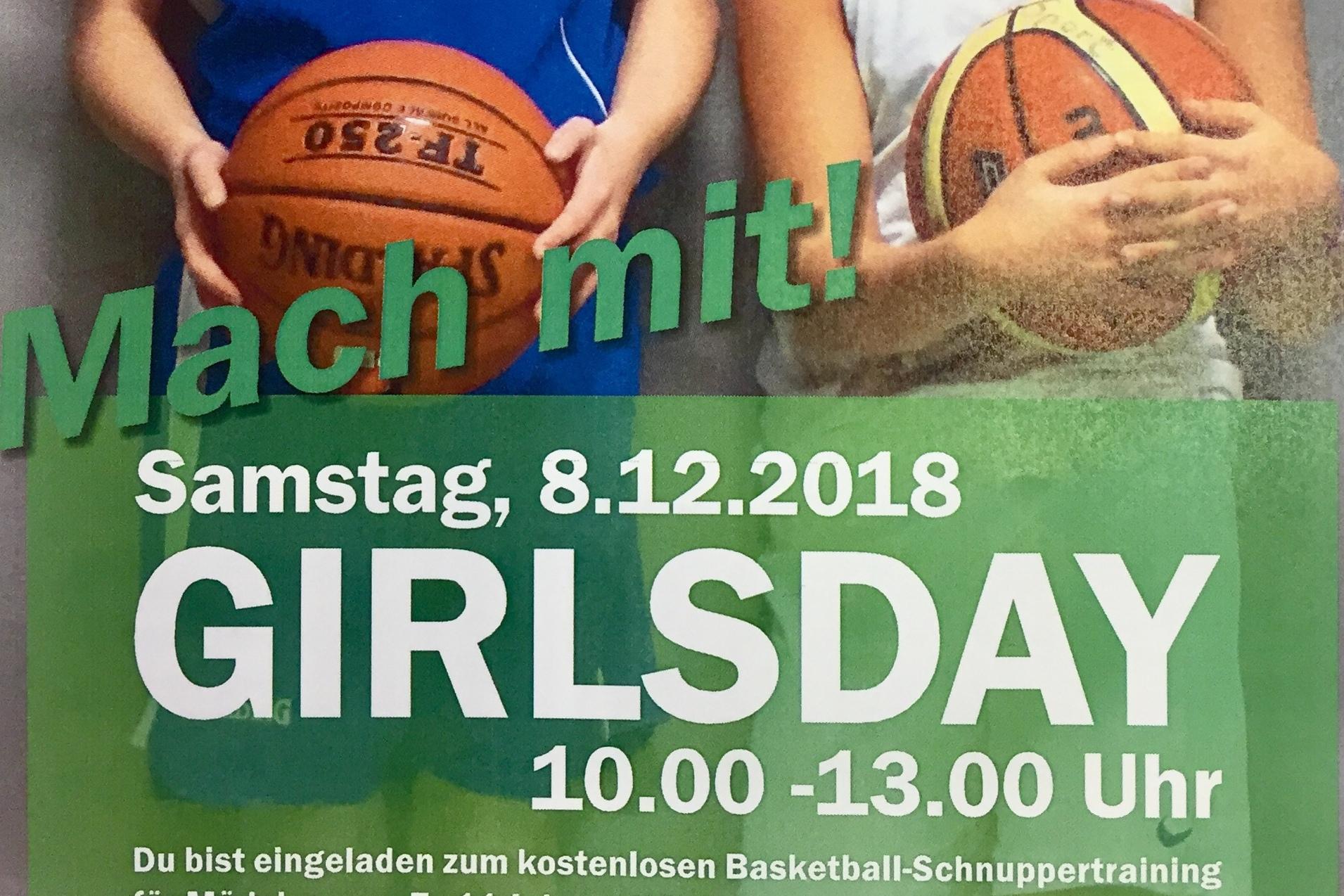 Zwei M&auml;dchen in Sportbekleidung halten Basketballs, stehen vor einem grauen Hintergrund und l&auml;cheln.