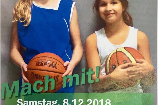 Zwei Mädchen in Sportbekleidung halten Basketballs, stehen vor einem grauen Hintergrund und lächeln.