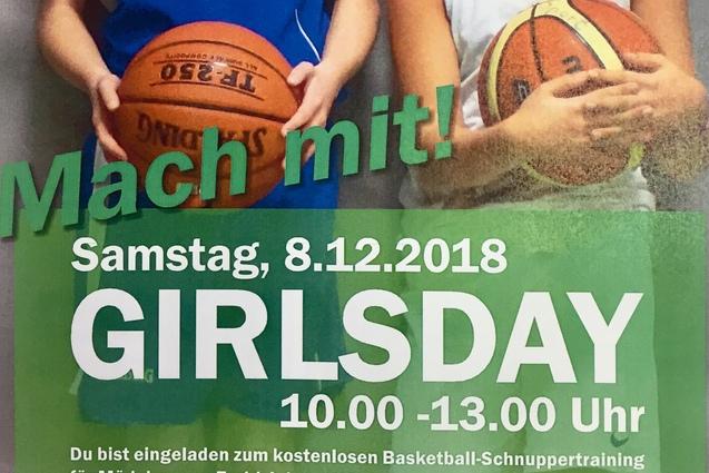 Zwei M&auml;dchen in Sportbekleidung halten Basketballs, stehen vor einem grauen Hintergrund und l&auml;cheln.