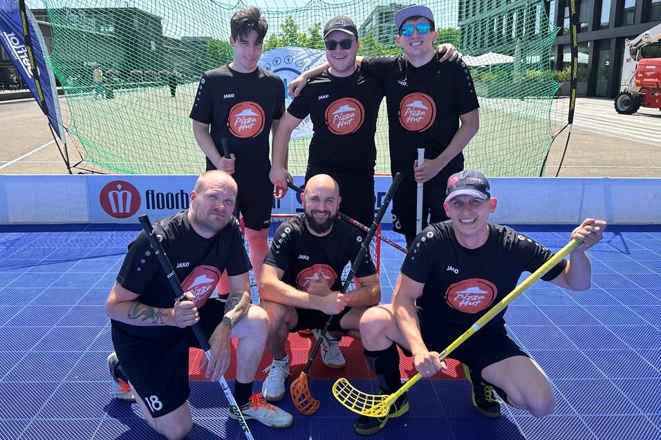 Floorballspieler posieren mit Floorballschlägern