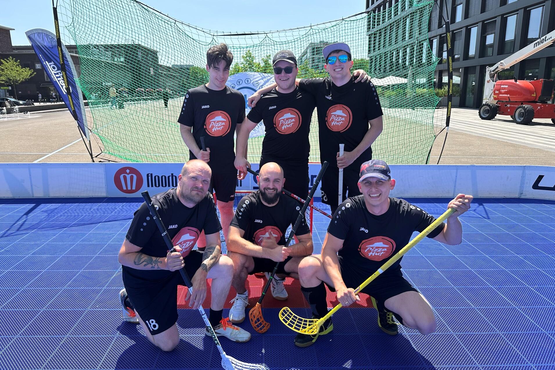 Floorballspieler posieren mit Floorballschlägern