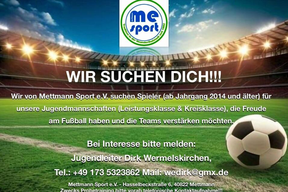 Anzeige für die Jugendmannschaften von Mettmann Sport e.V. mit Kontaktinformationen auf einem Fußballfeld.
