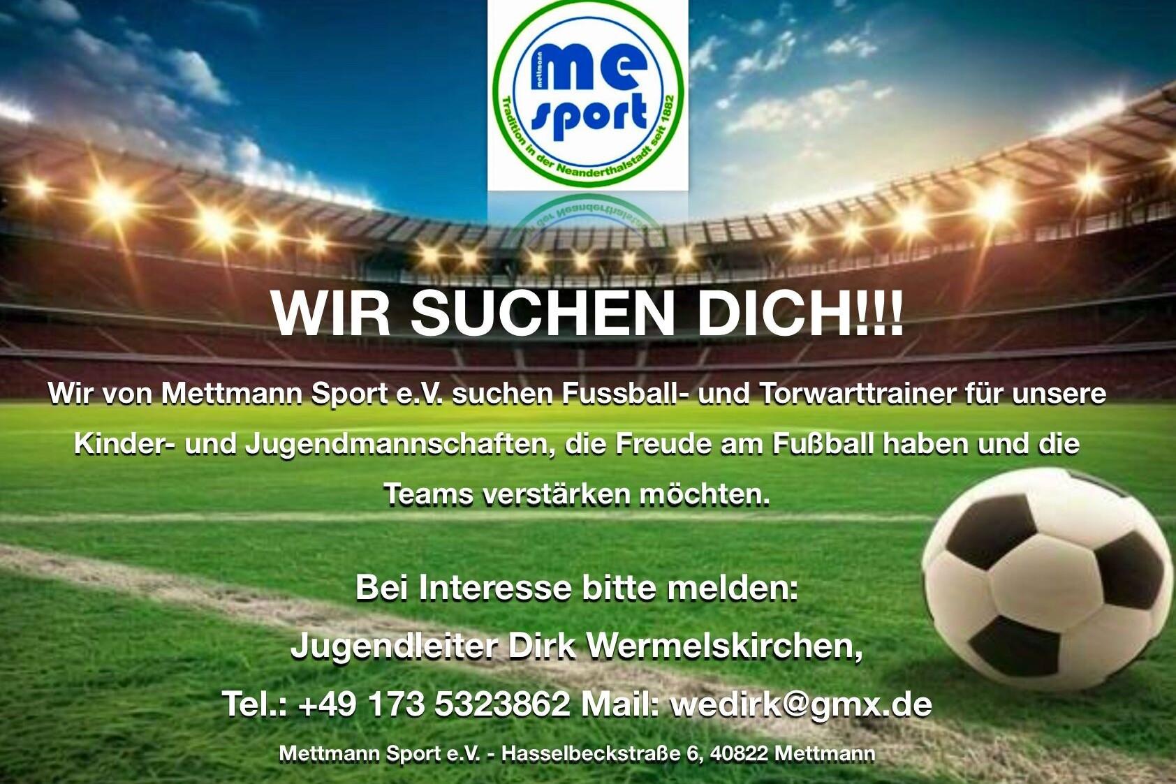 Ankündigung auf einem Fußballfeld: Mettmann Sport e.V. sucht Trainer für Kinder- und Jugendmannschaften.
