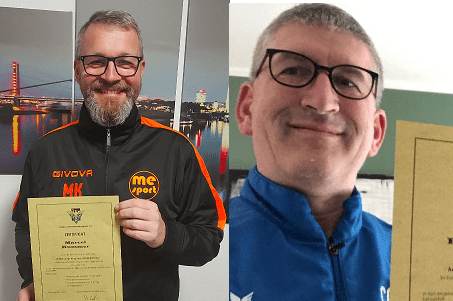 Zwei Männer halten jeweils eine Urkunde in der Hand, vor neutralem Hintergrund und unterschiedlichen Kleidung.