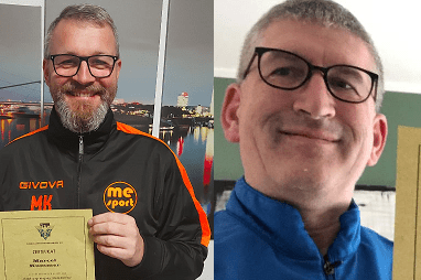 Zwei M&auml;nner halten jeweils eine Urkunde in der Hand, vor neutralem Hintergrund und unterschiedlichen Kleidung.