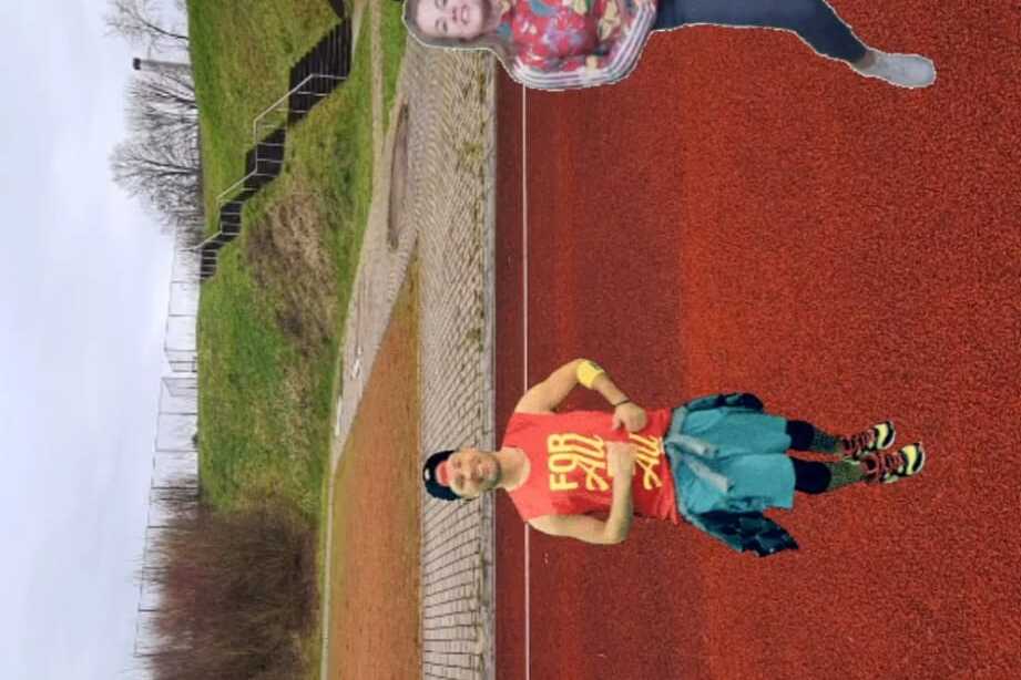 Drei Personen tanzen im Freien auf einem roten Sportplatz, mit einer Zumba-Beschriftung über ihnen.