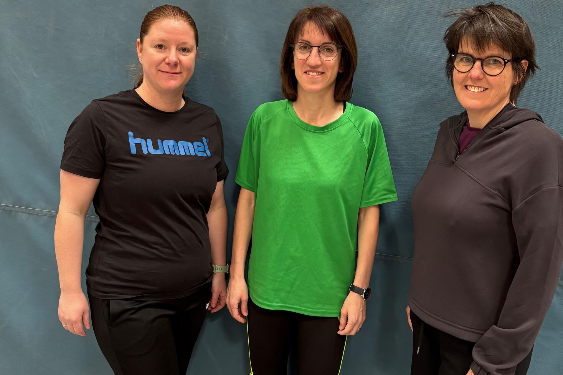 Drei Übungsleitungen von mettmann-sport werden gezeigt