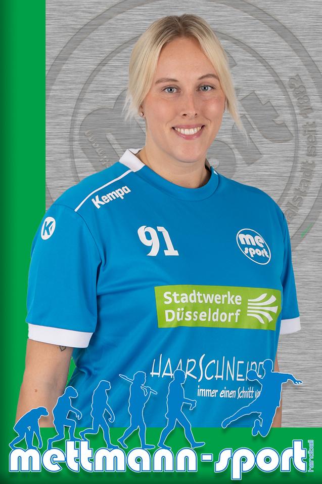 Porträt einer sportlichen Frau in blauer Handballtrikot mit Nummer 91 und Logos, lächelnd vor grauem Hintergrund.