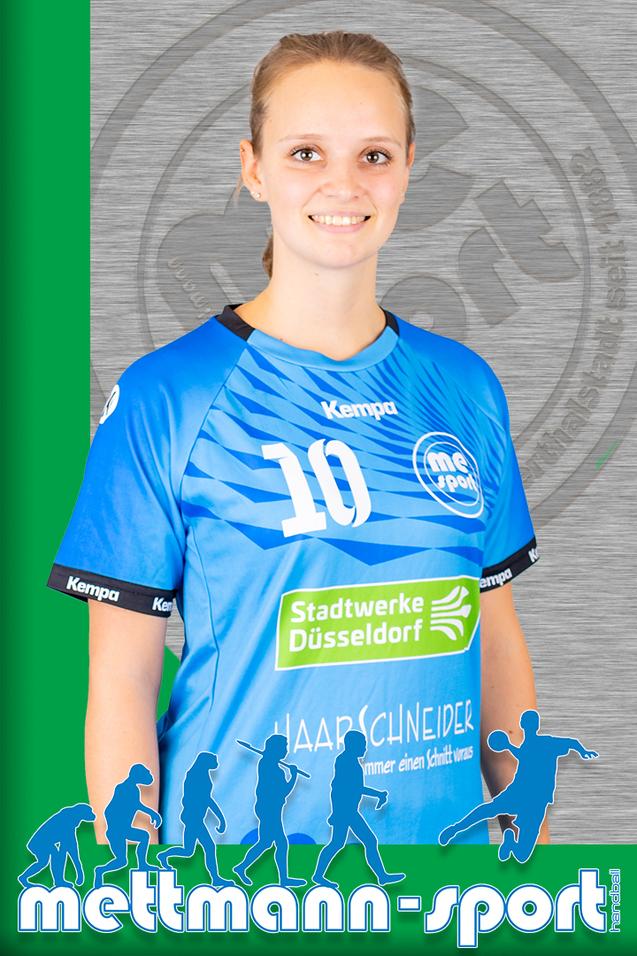 Lächelnde junge Frau in blauem Handball-Trikot mit der Nummer 10 vor einem grauen Hintergrund.