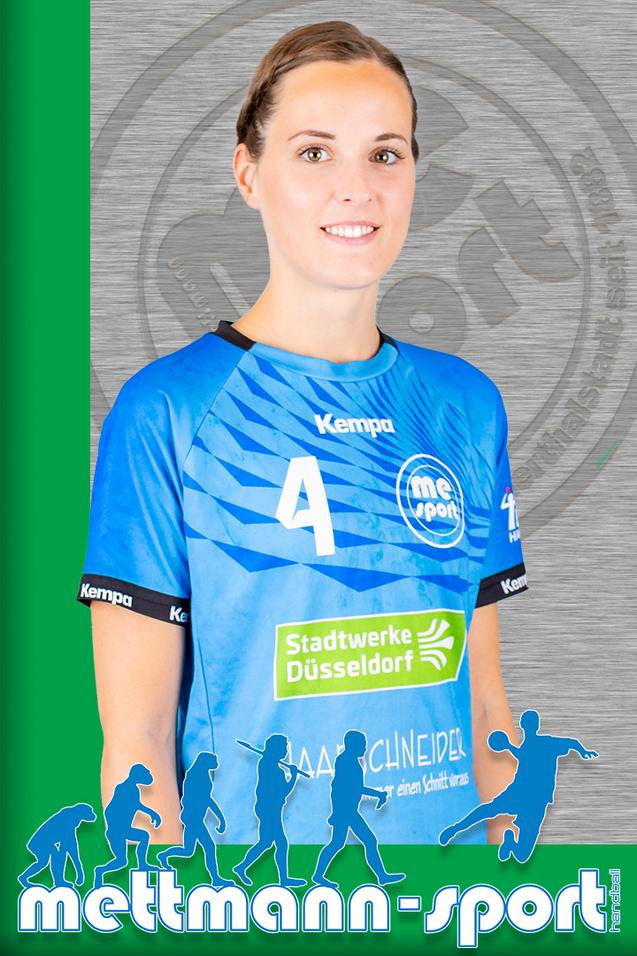 Porträt einer Sportlerin in einem blauen Trikot mit der Nummer 4, lächelnd vor einem grauen Hintergrund.