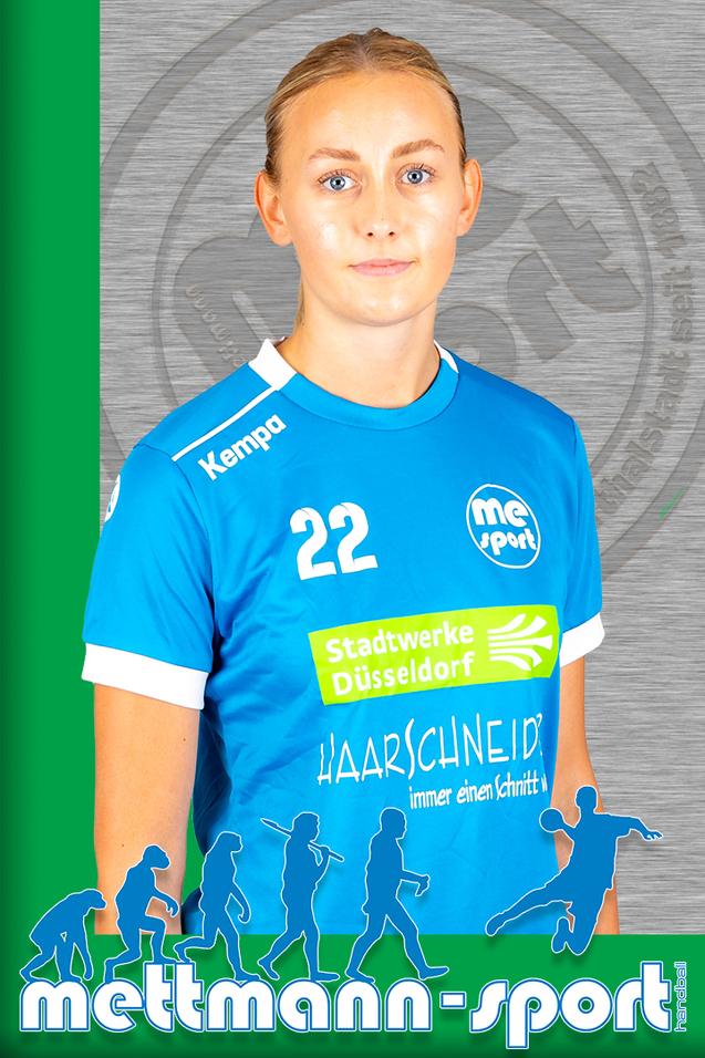 Porträt einer Handballspielerin in blauer Mannschaftsbekleidung mit der Nummer 22 auf grauem Hintergrund.