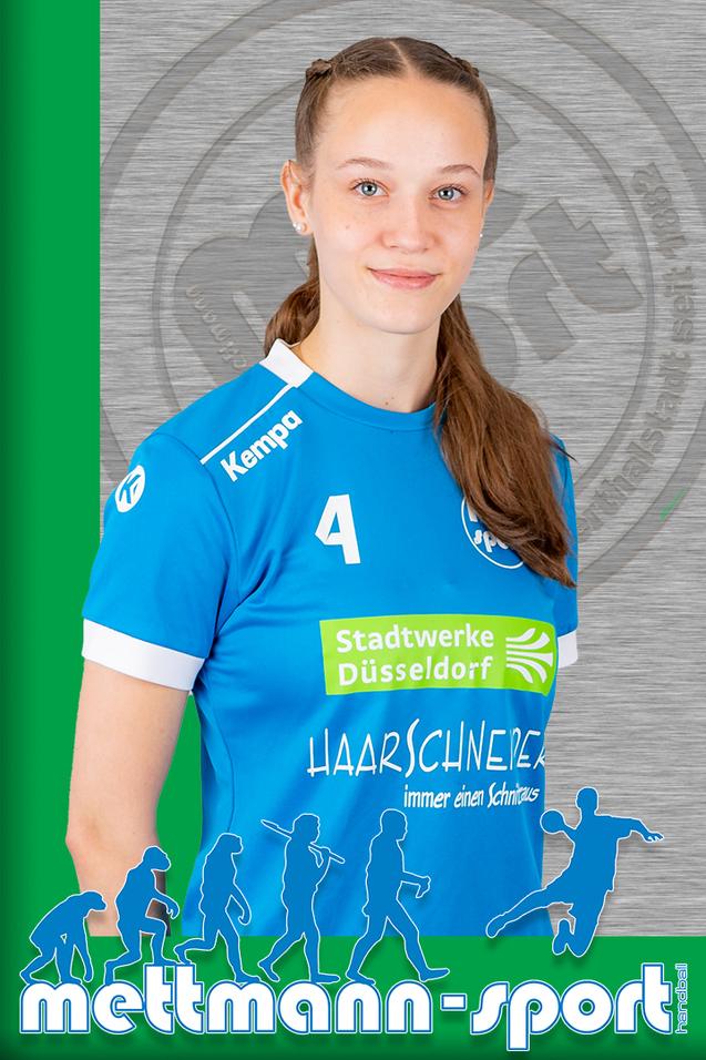 Porträt einer jungen Frau in blauem Handballtrikot mit Sponsorenlogo, lächelnd vor grauem Hintergrund.