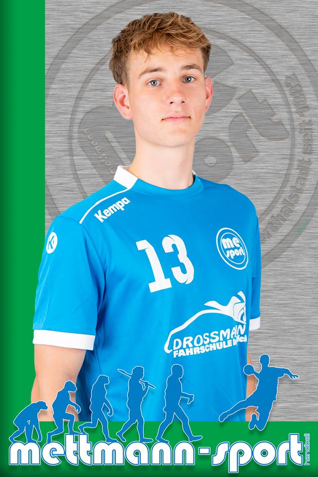 Porträt eines jungen Mannes in einem blauen Handballtrikot mit der Nummer 13, vor einem grauen und grünen Hintergrund.