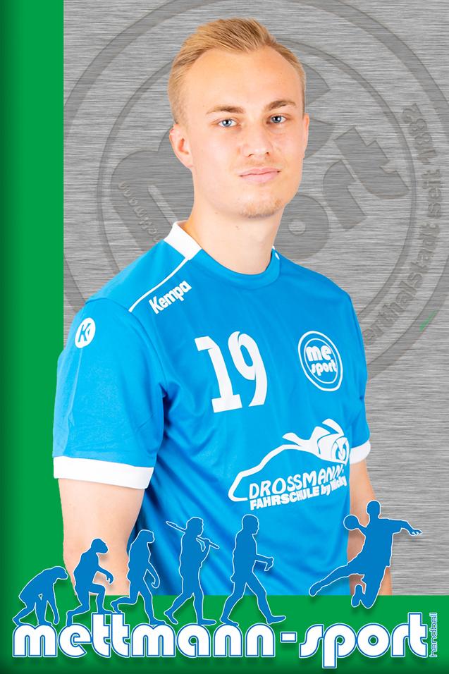 Porträt eines jungen Mannes im blauen Handballtrikot mit der Nummer 19, Hintergrund in Grau und grünem Logo.