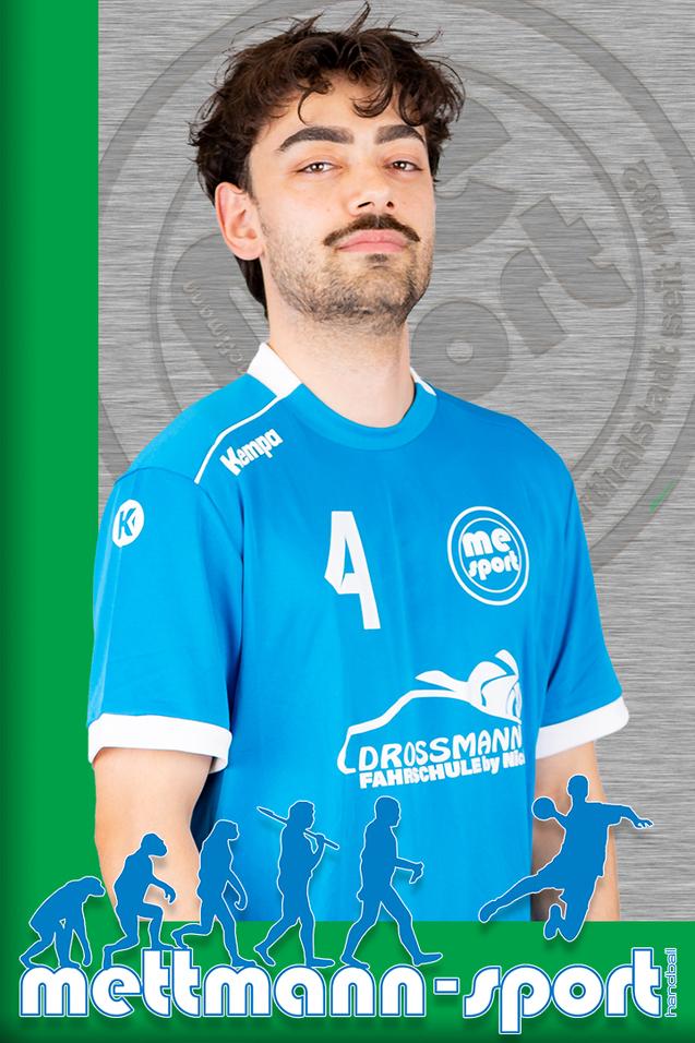 Porträt eines jungen Mannes in einem blauen Trikot mit der Nummer 4, vor einem grauen Hintergrund mit Logo.