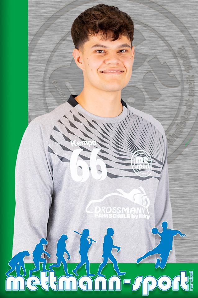 Portrait eines lächelnden jungen Mannes in grauem Sportoberteil mit Nummer 66, vor grünem Hintergrund.