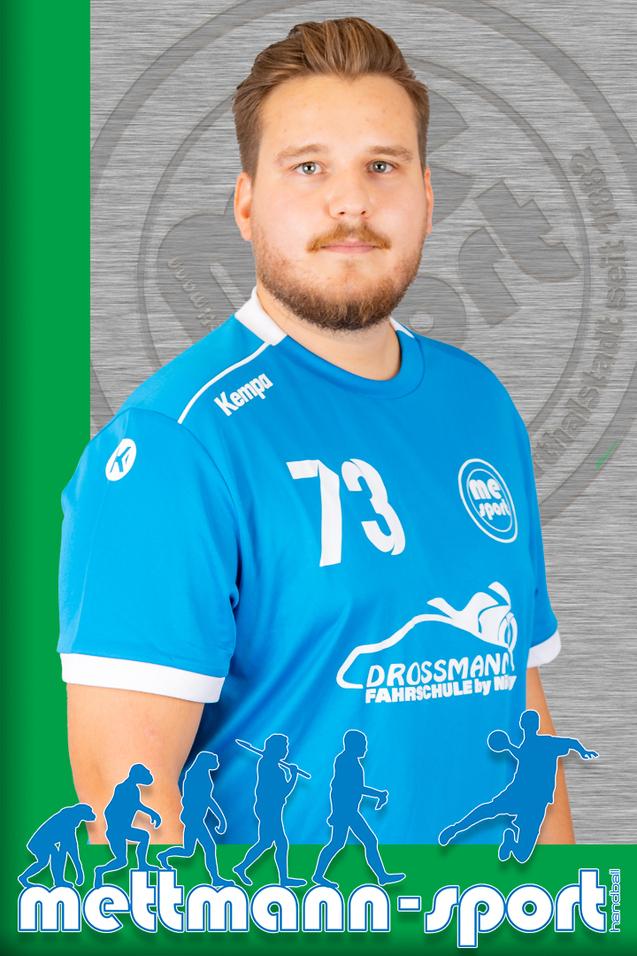 Porträt eines Mannes in blauer Sportbekleidung mit der Nummer 73, vor neutralem Hintergrund mit Logo.
