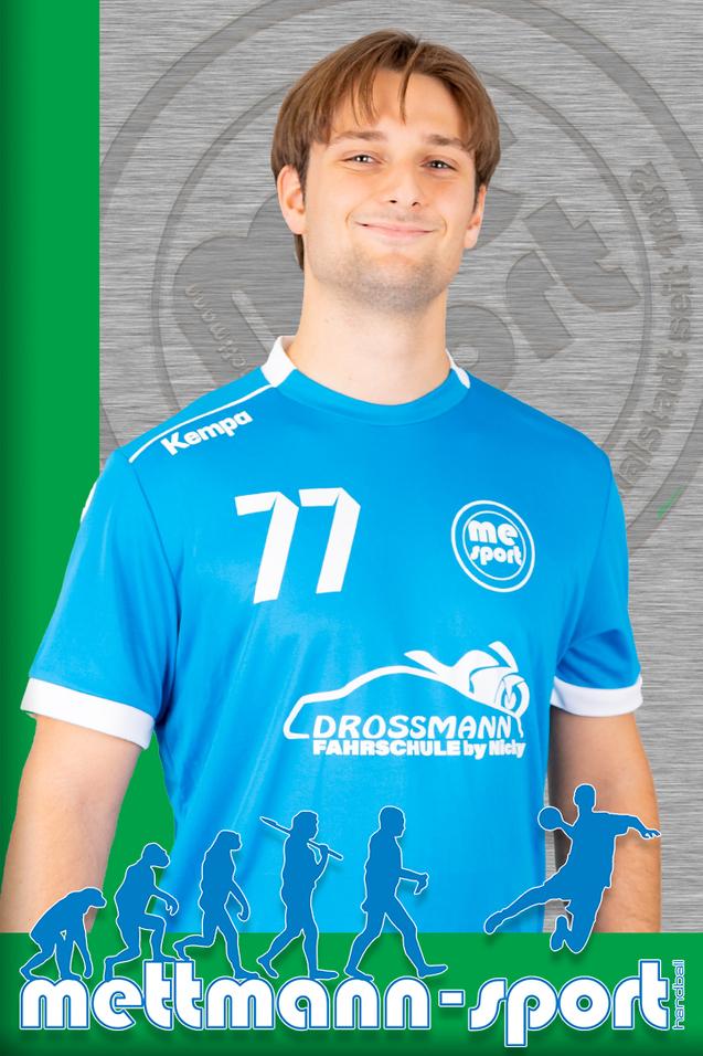 Lächelnder männlicher Handballspieler trägt ein blaues Trikot mit der Nummer 77 vor einem grauen Hintergrund.