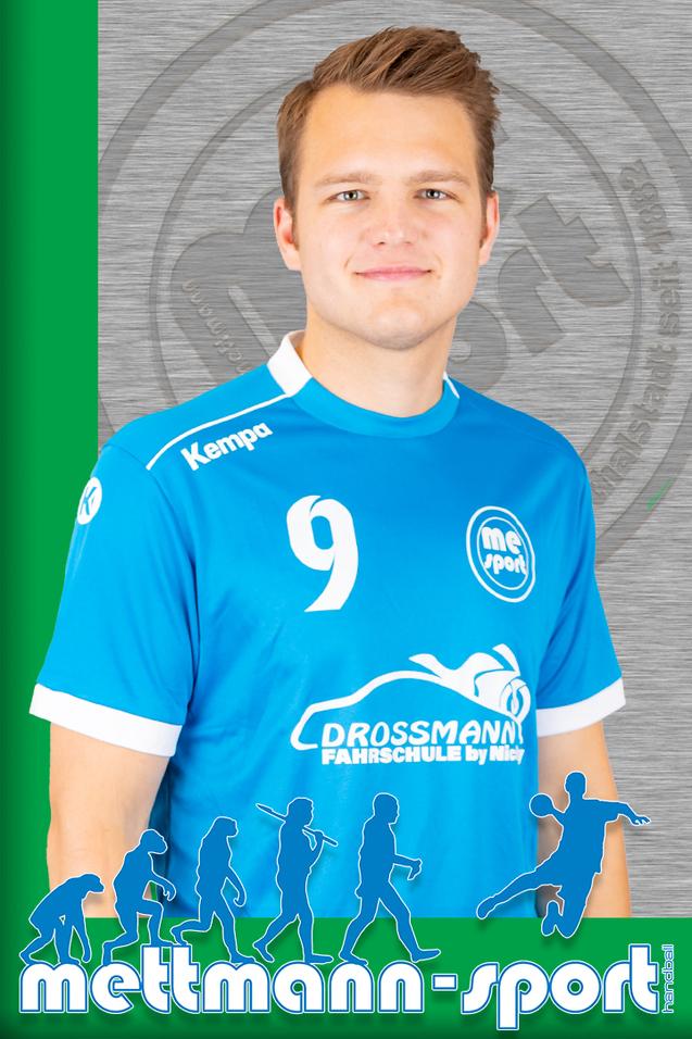 Porträt eines jungen Mannes in einem blauen Handballtrikot mit der Nummer 9, auf grauem Hintergrund mit Logo.
