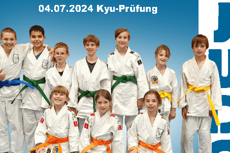 Gruppe von zehn Jungen und M&auml;dchen in Judokis mit verschiedenen G&uuml;rtel-Farben vor einem blauen Hintergrund.
