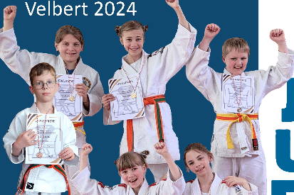 Sechs Kinder in Judoanz&uuml;gen halten Urkunden und zeigen Siegerpose beim Kreiseinzelturnier 2024 in Velbert.