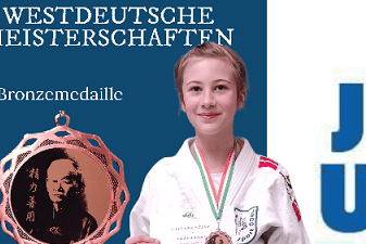 Mädchen in Judokleidung hält Medaille und Urkunde der Westdeutschen Meisterschaften 2024, mit "JUDO"-Logo im Hintergrund.