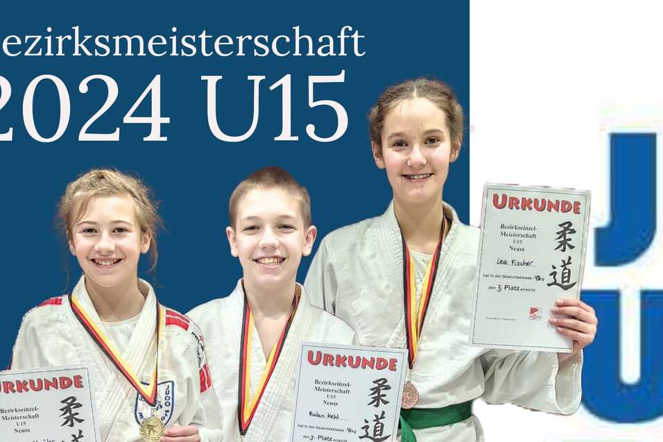 Drei Kinder im Judoanzug halten Urkunden und Medaillen der Bezirksmeisterschaft 2024 U15. Hintergrund in Einfarbig.
