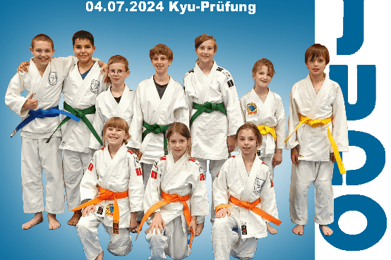 Gruppe von zehn Jungen und Mädchen in Judokis mit verschiedenen Gürtel-Farben vor einem blauen Hintergrund.