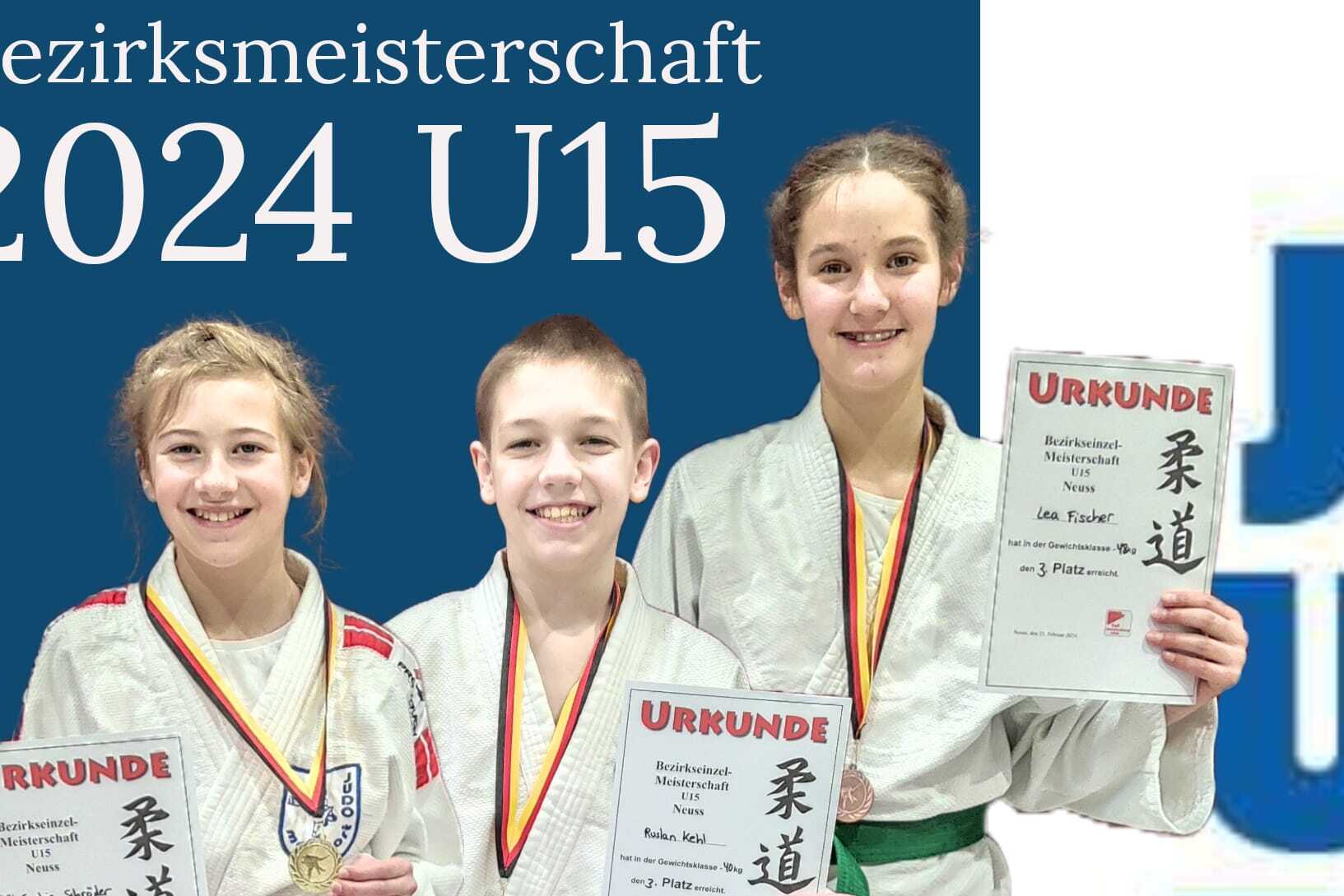 Drei Kinder im Judoanzug halten Urkunden und Medaillen der Bezirksmeisterschaft 2024 U15. Hintergrund in Einfarbig.
