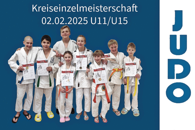 Gruppe von Kindern in Judokostümen, stolz mit Urkunden und Medaillen nach der Kreiseinzelmeisterschaft 2025.