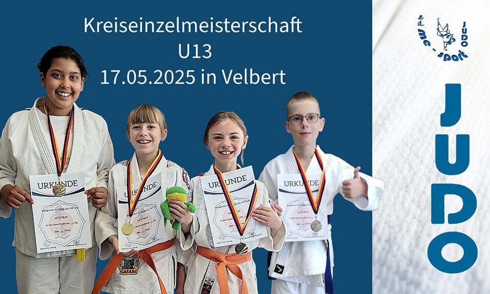Vier Teilnehmer der Kreiseinzelmeisterschaft U13 in Velbert halten ihre Urkunden und Medaillen in der Hand.