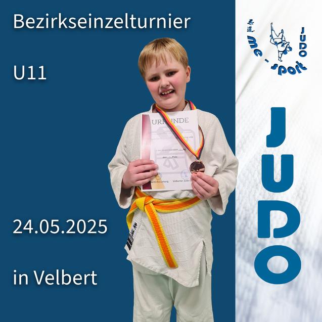 Ein Kind in Judokleidung hält eine Urkunde und eine Medaille, lächelt stolz vor blauer Hintergrund.