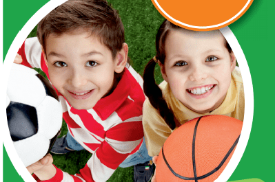 Zwei Kinder halten einen Fußball und einen Volleyball, lächeln in die Kamera. Oben steht „Sport, Spaß, Abenteuer“.