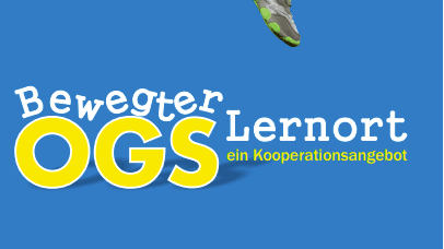 Junge springt fröhlich mit Rucksack, getragen in sportlicher Kleidung, vor bunter Werbefläche für OGS.