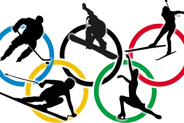 Silhouetten von Athleten in verschiedenen Sportarten innerhalb der olympischen Ringe: Eishockey, Snowboard, Ski, Biathlon und Eiskunstlauf.