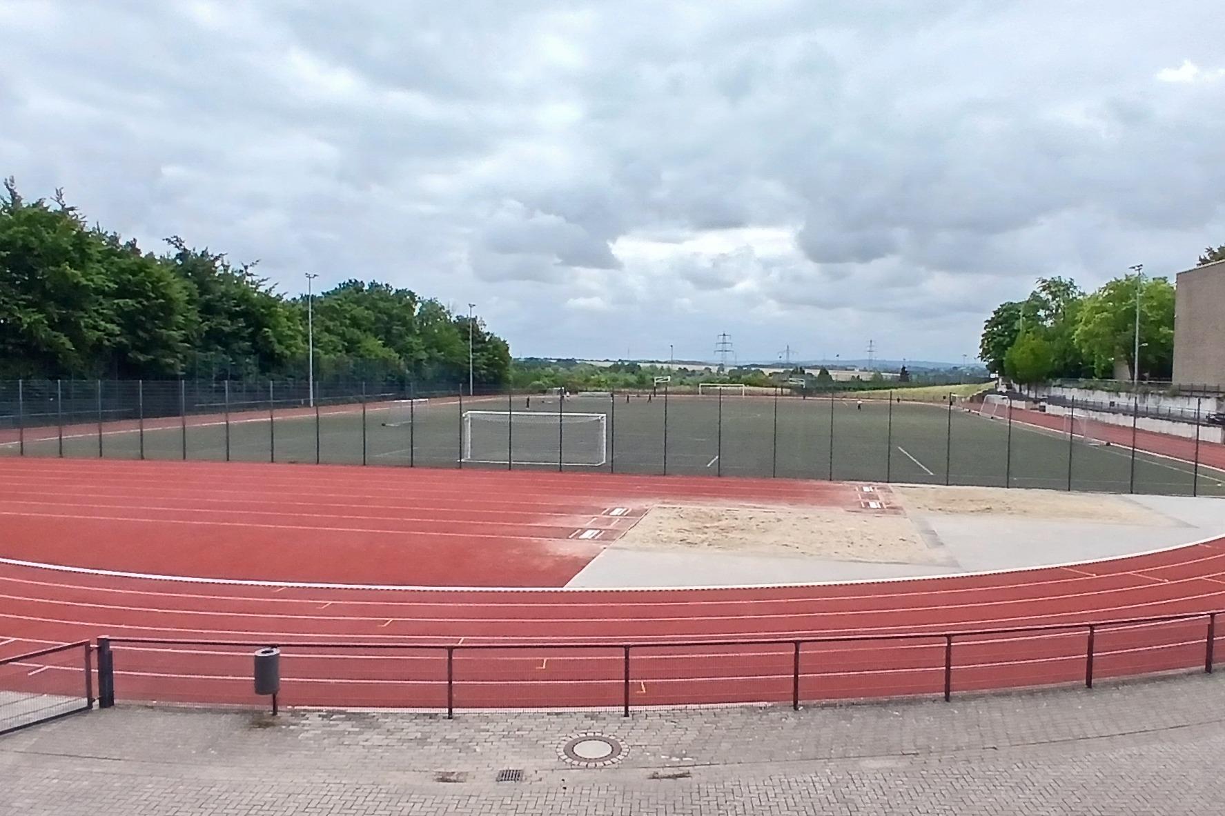 Sportplatz mit Fu&szlig;ballfeld, Laufbahn