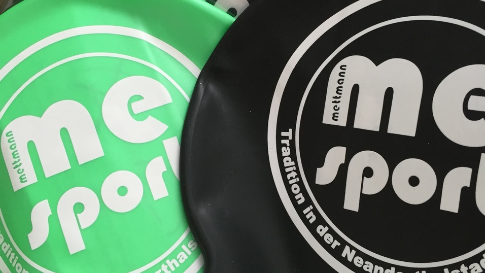 Schwimmkappen in Grün und Schwarz mit Hinweis auf 10 Stück, verpackt in einer Box.